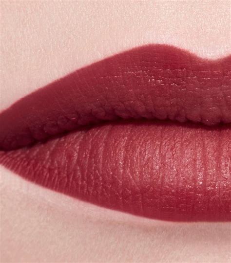 ROUGE ALLURE VELVET Luminous matte lip colour .